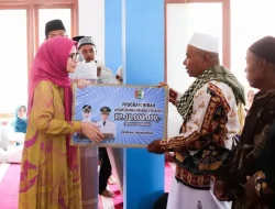 Sambangi Dua Masjid, Bupati Nanda Salurkan Bantuan